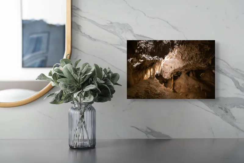 Tablou Canvas, "Regatul ascuns al stalactitelor și stalagmitelor", Stalactite, Stalagmite, Cavern, Subteran, Formatiuni, Mineral, Lumina, Umbra, 39 x 26 cm – poza 5