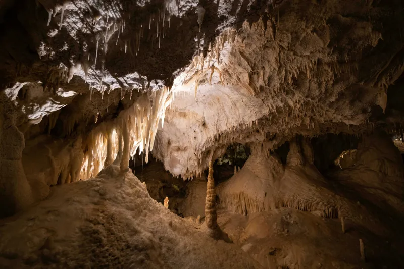 Tablou Canvas, "Regatul ascuns al stalactitelor și stalagmitelor", Stalactite, Stalagmite, Cavern, Subteran, Formatiuni, Mineral, Lumina, Umbra, 39 x 26 cm – poza 2