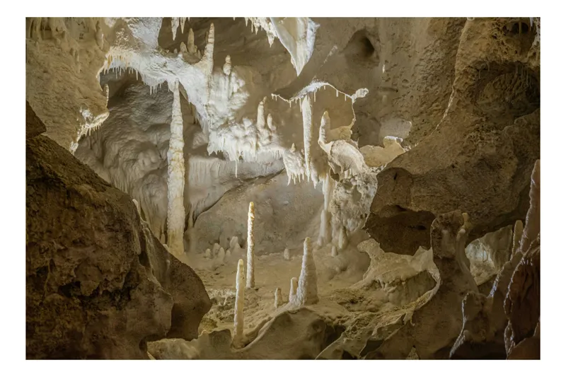 Tablou Canvas, "Misterele unei peșteri ancestrale", Stalactite, Stalagmite, Calcar, Caverna, Lumina, Umbre, Texturi, Forme, 50 x 50 cm