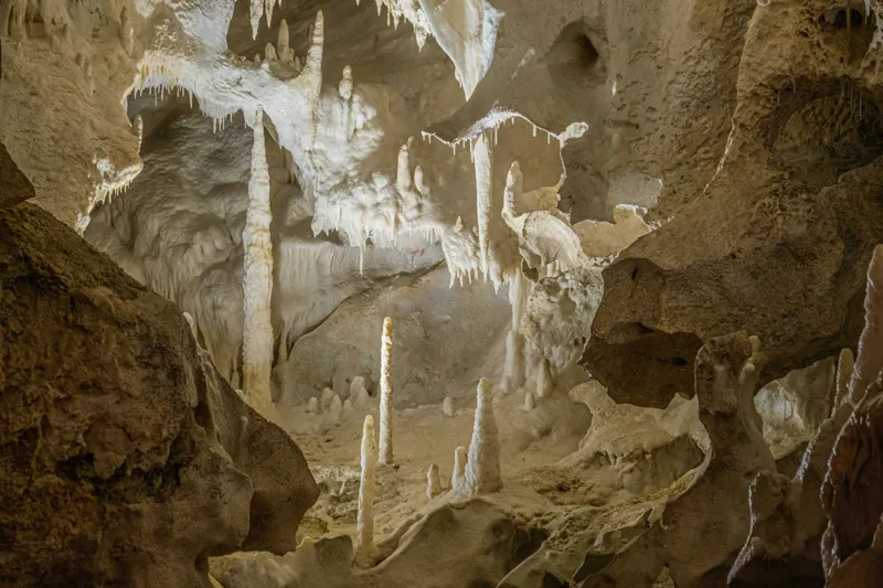 Tablou Canvas, "Misterele unei peșteri ancestrale", Stalactite, Stalagmite, Calcar, Caverna, Lumina, Umbre, Texturi, Forme, 39 x 26 cm – poza 2