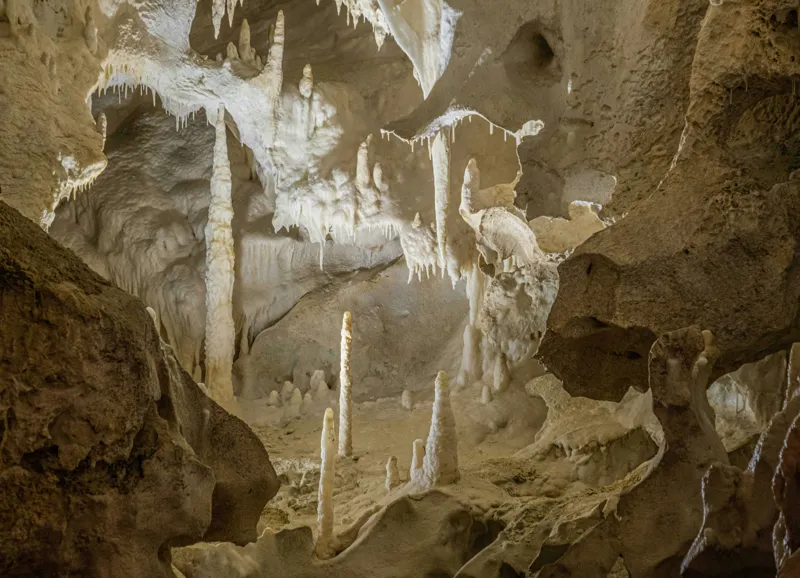 Tablou Canvas, "Misterele unei peșteri ancestrale", Stalactite, Stalagmite, Calcar, Caverna, Lumina, Umbre, Texturi, Forme, 54 x 39 cm – poza 2