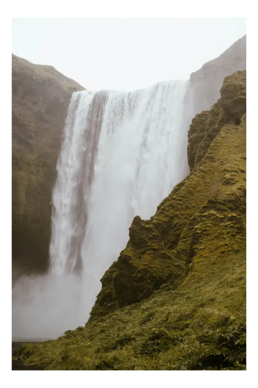 Tablou Canvas, "Cascada Văl de Argint în Ploaie", Cascadă, Înălțime, Apă, Stânci, Verdeață, Noroi, Vălurire, Curgere, Spray, Natură, 50 x 70 cm