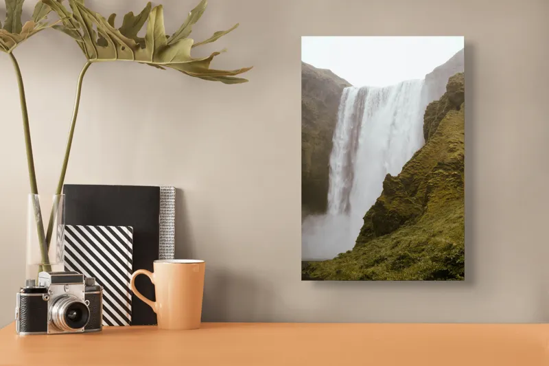 Tablou Canvas, "Cascada Văl de Argint în Ploaie", Cascadă, Înălțime, Apă, Stânci, Verdeață, Noroi, Vălurire, Curgere, Spray, Natură, 26 x 39 cm – poza 3