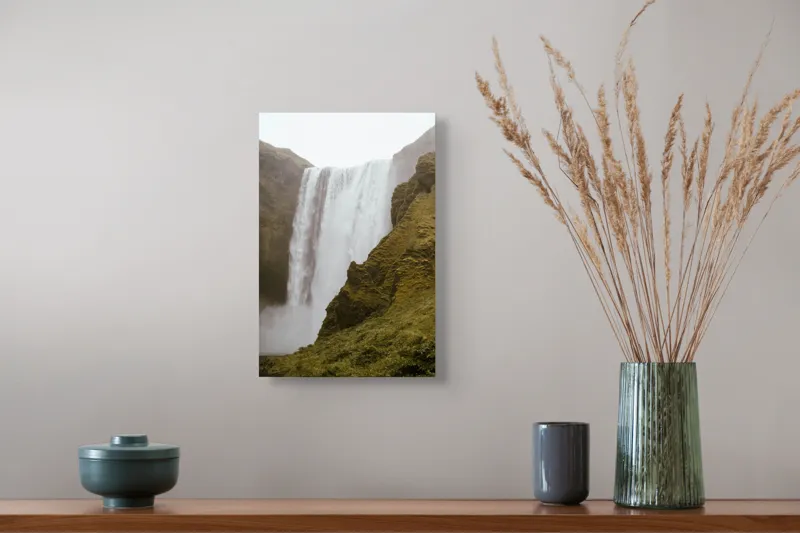 Tablou Canvas, "Cascada Văl de Argint în Ploaie", Cascadă, Înălțime, Apă, Stânci, Verdeață, Noroi, Vălurire, Curgere, Spray, Natură, 26 x 39 cm – poza 5