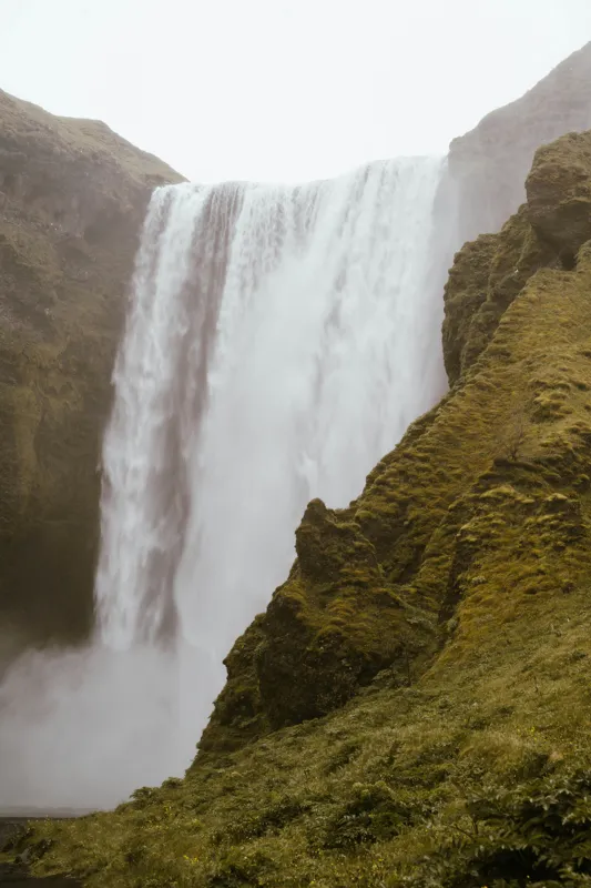 Tablou Canvas, "Cascada Văl de Argint în Ploaie", Cascadă, Înălțime, Apă, Stânci, Verdeață, Noroi, Vălurire, Curgere, Spray, Natură, 26 x 39 cm – poza 2