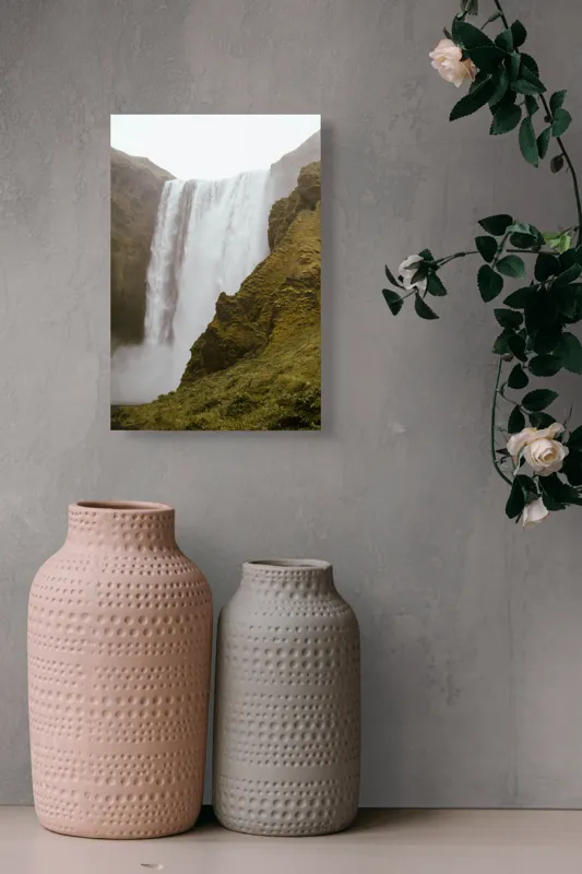Tablou Canvas, "Cascada Văl de Argint în Ploaie", Cascadă, Înălțime, Apă, Stânci, Verdeață, Noroi, Vălurire, Curgere, Spray, Natură, 26 x 39 cm – poza 6