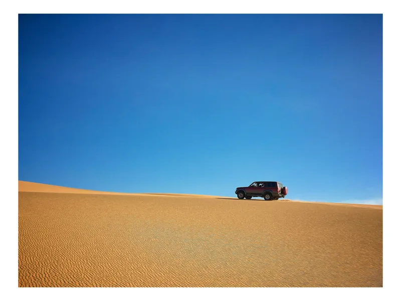 Tablou Canvas, "SUV-ul în deșertul infinit", Deșert, Mașină, Cer, Albastru, Nisip, Singurătate, Aventură, 150 x 100 cm