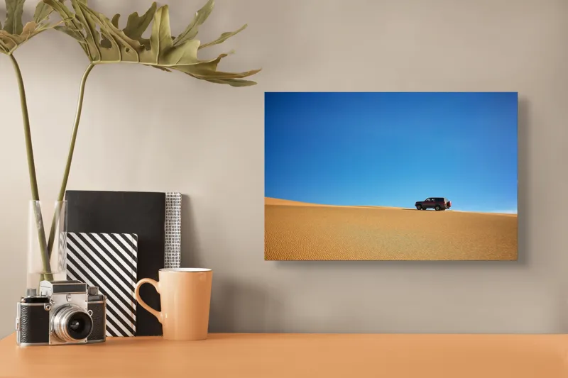 Tablou Canvas, "SUV-ul în deșertul infinit", Deșert, Mașină, Cer, Albastru, Nisip, Singurătate, Aventură, 39 x 26 cm – poza 3