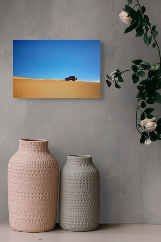 Tablou Canvas, "SUV-ul în deșertul infinit", Deșert, Mașină, Cer, Albastru, Nisip, Singurătate, Aventură, 39 x 26 cm – poza 4