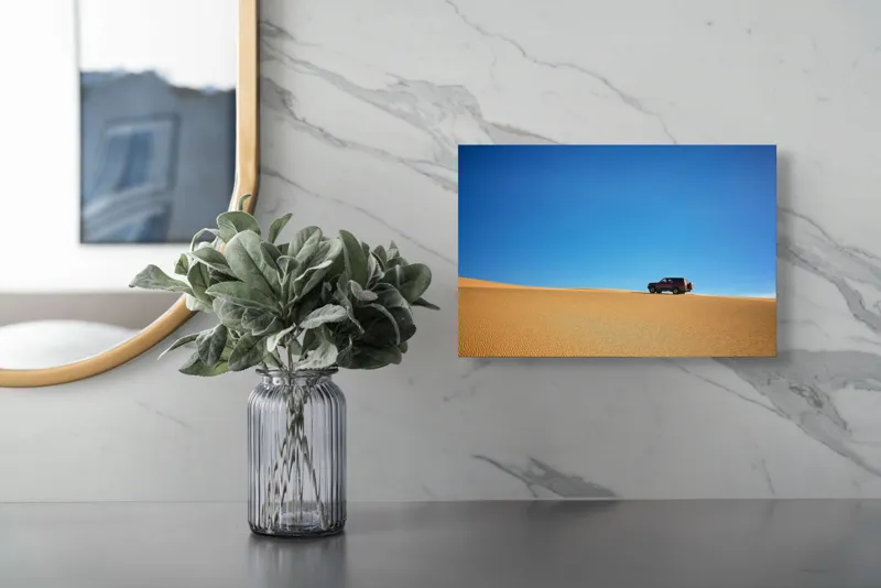 Tablou Canvas, "SUV-ul în deșertul infinit", Deșert, Mașină, Cer, Albastru, Nisip, Singurătate, Aventură, 39 x 26 cm – poza 5