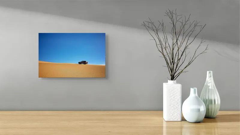Tablou Canvas, "SUV-ul în deșertul infinit", Deșert, Mașină, Cer, Albastru, Nisip, Singurătate, Aventură, 39 x 26 cm – poza 8