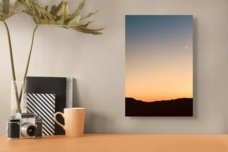 Tablou Canvas, "Luna plutește deasupra apusului montan", Apus, Cer, Lună, Siluetă, Munți, Pace, Frumusețe, Tihnă, Noapte, Răcoare, 26 x 39 cm – poza 3