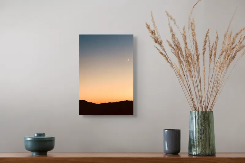 Tablou Canvas, "Luna plutește deasupra apusului montan", Apus, Cer, Lună, Siluetă, Munți, Pace, Frumusețe, Tihnă, Noapte, Răcoare, 26 x 39 cm – poza 5