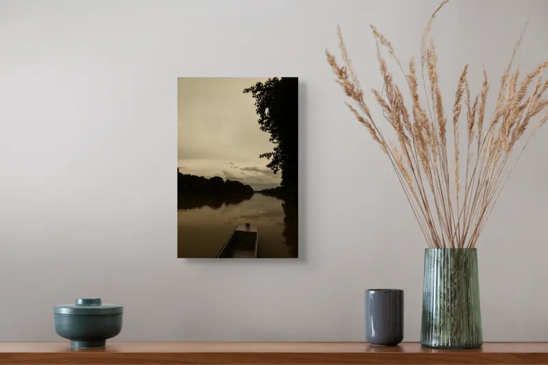 Tablou Canvas, "Barca singuratică pe râu tăcut", Calm, Tranquil, Reflective, Overcast, Serene, Silent, Peaceful, Moody, Coastal, Verdant, 26 x 39 cm – poza 5