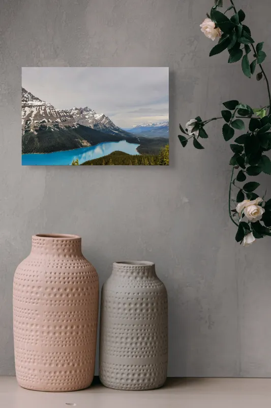 Tablou Canvas, "Albastrul lacului în munți înzăpeziți", Albastru, Munte, Pădure, Lac, Nor, Zăpadă, Vârfuri, Tărâm, Reflecție, Liniște, 39 x 26 cm – poza 4
