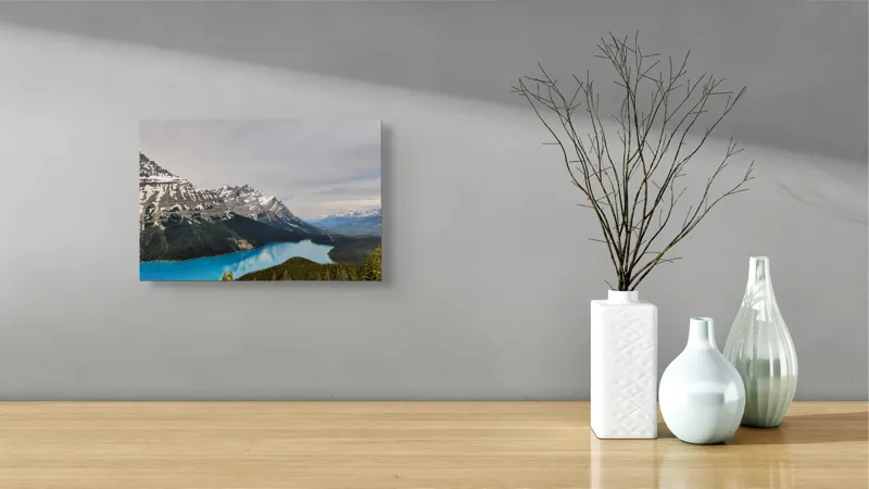 Tablou Canvas, "Albastrul lacului în munți înzăpeziți", Albastru, Munte, Pădure, Lac, Nor, Zăpadă, Vârfuri, Tărâm, Reflecție, Liniște, 39 x 26 cm – poza 8