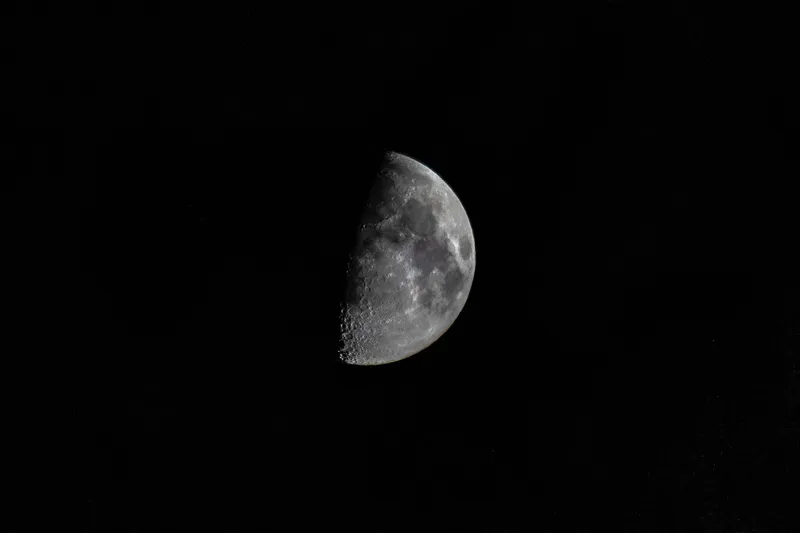Tablou Canvas, "Luna pe cerul întunecat al nopții", Halbă, Luminată, Cer, Noapte, Strălucire, Mister, Astronomic, Satelit, Întuneric, Spațiu, 39 x 26 cm – poza 2