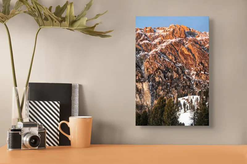 Tablou Canvas, "Răsăritul peste crestele înzăpezite ale muntelui", Apus, Munte, Zăpadă, Brazi, Stâncă, Cer, Lumină, Iarnă, Natură, Contrast, 26 x 39 cm – poza 3