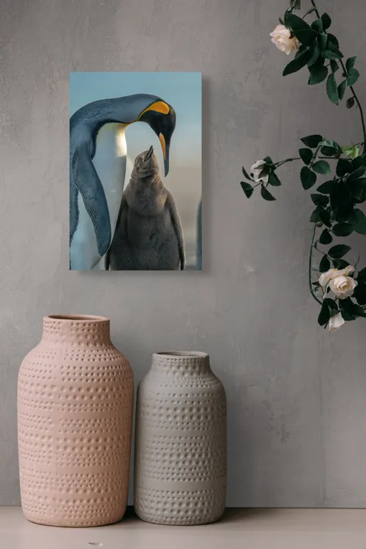 Tablou Canvas, "Îmbrățișare călduroasă în ghețurile antarctice", Pinguin, Îngrijire, Empatie, Natură, Protector, Blândețe, Frumusețe, Armonie, Familie, Tandrețe, Îmbucurător, Conexiune, 26 x 39 cm – poza 6