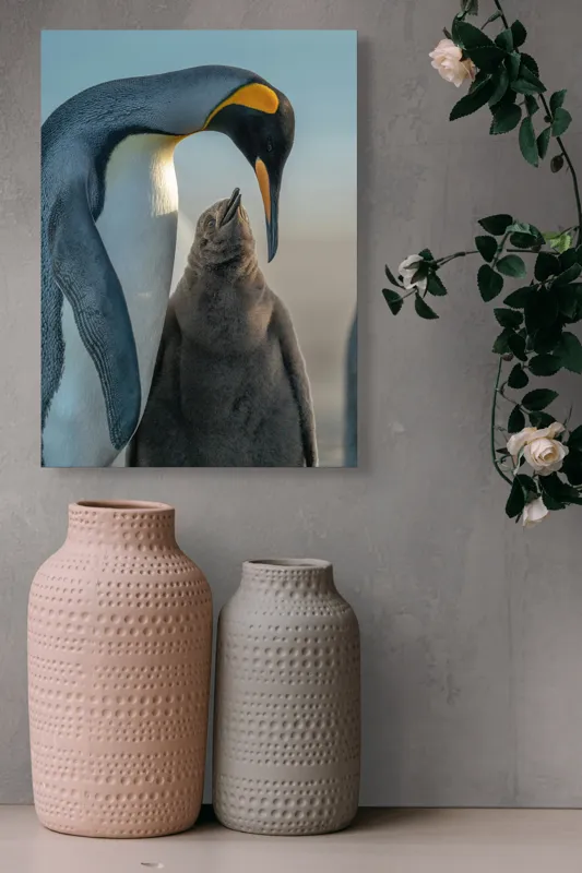 Tablou Canvas, "Îmbrățișare călduroasă în ghețurile antarctice", Pinguin, Îngrijire, Empatie, Natură, Protector, Blândețe, Frumusețe, Armonie, Familie, Tandrețe, Îmbucurător, Conexiune, 39 x 54 cm – poza 6