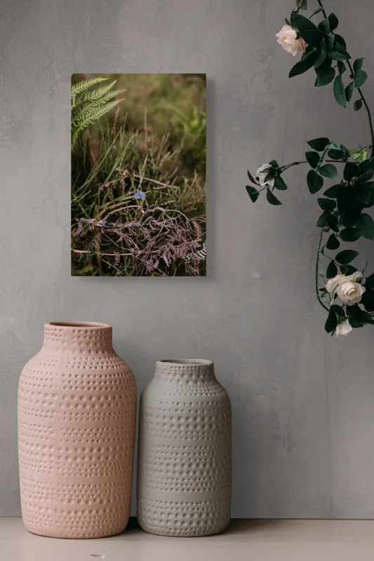 Tablou Canvas, "Fluture albastru în sălbăticie verde", Fluture, Ferigă, Verdeață, Natură, Delicatețe, Fragilitate, Contrast, Vegetație, Frumusețe, Sălbăticie, 26 x 39 cm – poza 6