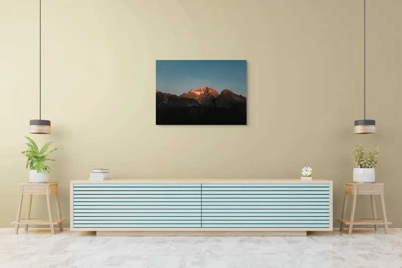 Tablou Canvas, "Lumina blândă a înserării montane", Munte, Vârf, Apus, Lumină, Umbre, Roci, Cer Albastru, Peisaj, Frumusețe, Natură, 100 x 70 cm – poza 4