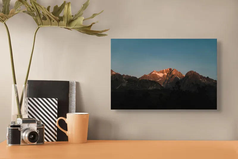 Tablou Canvas, "Lumina blândă a înserării montane", Munte, Vârf, Apus, Lumină, Umbre, Roci, Cer Albastru, Peisaj, Frumusețe, Natură, 39 x 26 cm – poza 3