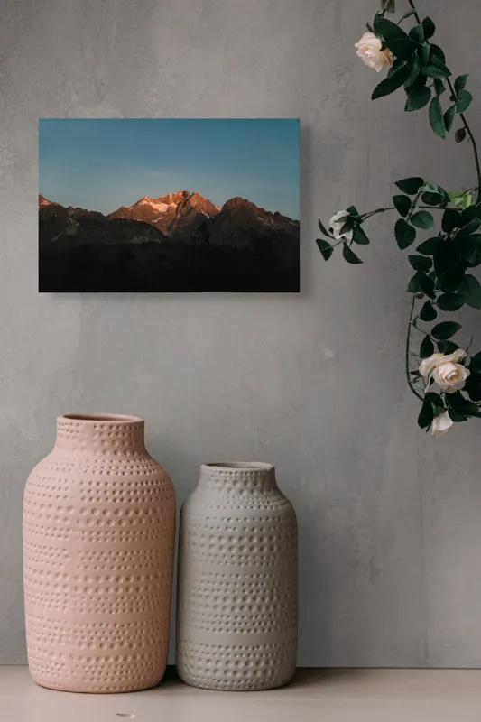 Tablou Canvas, "Lumina blândă a înserării montane", Munte, Vârf, Apus, Lumină, Umbre, Roci, Cer Albastru, Peisaj, Frumusețe, Natură, 39 x 26 cm – poza 4