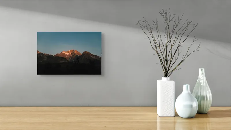 Tablou Canvas, "Lumina blândă a înserării montane", Munte, Vârf, Apus, Lumină, Umbre, Roci, Cer Albastru, Peisaj, Frumusețe, Natură, 39 x 26 cm – poza 8