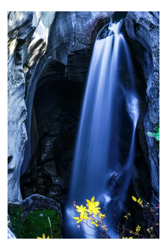 Tablou Canvas, "Cascada ascunsă în stânca misterioasă", Cascadă, Stânci, Apă, Culori, Natură, Lumină, Mister, Vegetație, 100 x 100 cm