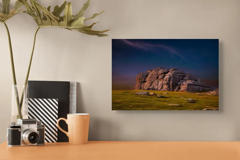 Tablou Canvas, "Stânca străveche în lumina amurgului", Stâncă, Apus, Peisaj, Cer, Nori, Natural, Tranquilitate, Verdeață, Textură, Monumental, 39 x 26 cm – poza 3