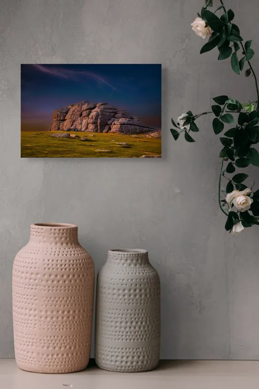 Tablou Canvas, "Stânca străveche în lumina amurgului", Stâncă, Apus, Peisaj, Cer, Nori, Natural, Tranquilitate, Verdeață, Textură, Monumental, 39 x 26 cm – poza 4