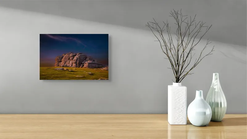 Tablou Canvas, "Stânca străveche în lumina amurgului", Stâncă, Apus, Peisaj, Cer, Nori, Natural, Tranquilitate, Verdeață, Textură, Monumental, 39 x 26 cm – poza 8