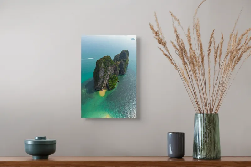Tablou Canvas, "Insula solitară în largul mării", Insulă, Stânci, Vegetație, Apă, Albastru, Verde, Nisip, Cer, Natură, Peisaj, 26 x 39 cm – poza 5