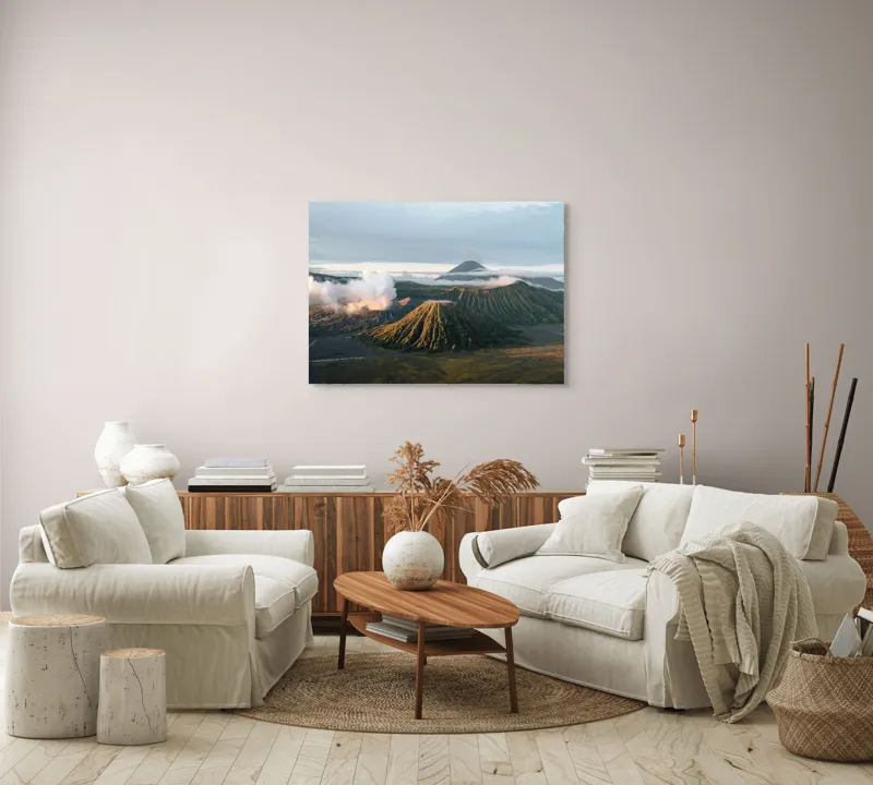 Tablou Canvas, "Volcanii în zori de ziua.", Munte, Nor, Lumină, Cer, Peisaj, Vulcan, Verde, Natură, Ceață, Apus, 100 x 70 cm – poza 3
