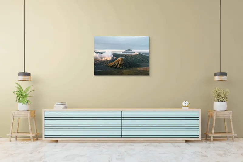 Tablou Canvas, "Volcanii în zori de ziua.", Munte, Nor, Lumină, Cer, Peisaj, Vulcan, Verde, Natură, Ceață, Apus, 100 x 70 cm – poza 4