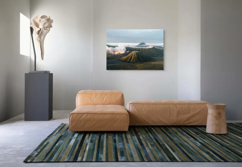 Tablou Canvas, "Volcanii în zori de ziua.", Munte, Nor, Lumină, Cer, Peisaj, Vulcan, Verde, Natură, Ceață, Apus, 100 x 70 cm – poza 7