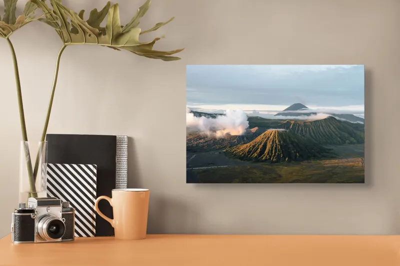 Tablou Canvas, "Volcanii în zori de ziua.", Munte, Nor, Lumină, Cer, Peisaj, Vulcan, Verde, Natură, Ceață, Apus, 39 x 26 cm – poza 3