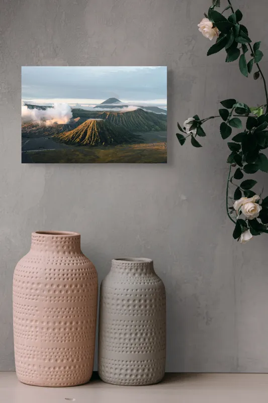 Tablou Canvas, "Volcanii în zori de ziua.", Munte, Nor, Lumină, Cer, Peisaj, Vulcan, Verde, Natură, Ceață, Apus, 39 x 26 cm – poza 4