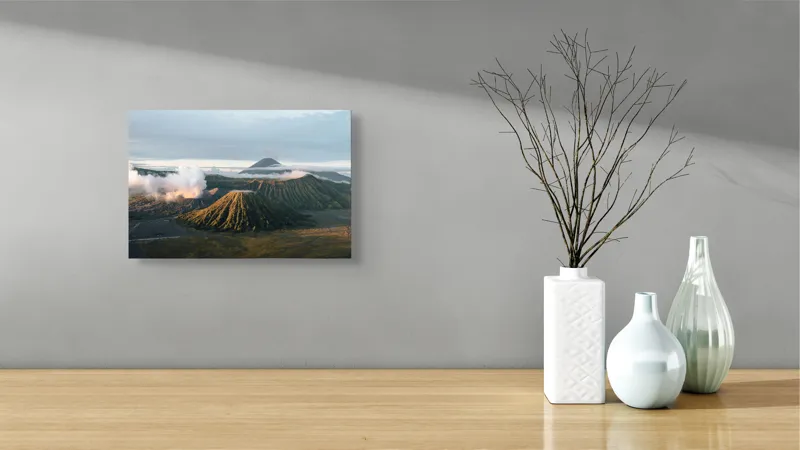 Tablou Canvas, "Volcanii în zori de ziua.", Munte, Nor, Lumină, Cer, Peisaj, Vulcan, Verde, Natură, Ceață, Apus, 39 x 26 cm – poza 8