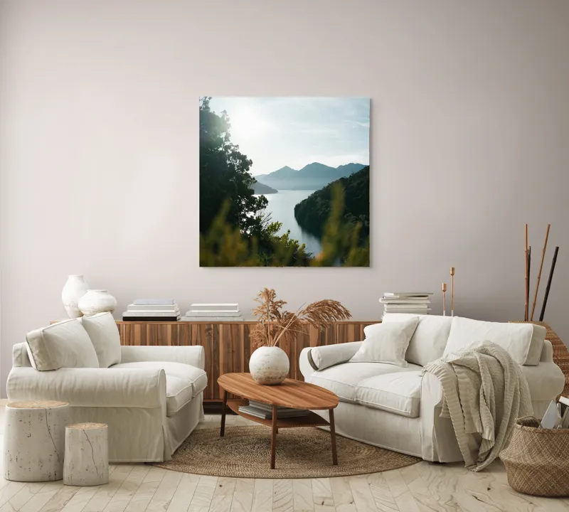 Tablou Canvas, "Lac luminos în mijlocul munților", Munte, Lac, Cer, Verdeață, Reflecție, Soare, Peisaj, Tranquilitate, Natură, Priveliște, 100 x 100 cm – poza 3