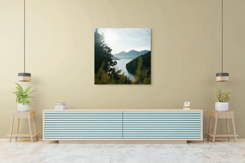 Tablou Canvas, "Lac luminos în mijlocul munților", Munte, Lac, Cer, Verdeață, Reflecție, Soare, Peisaj, Tranquilitate, Natură, Priveliște, 100 x 100 cm – poza 5