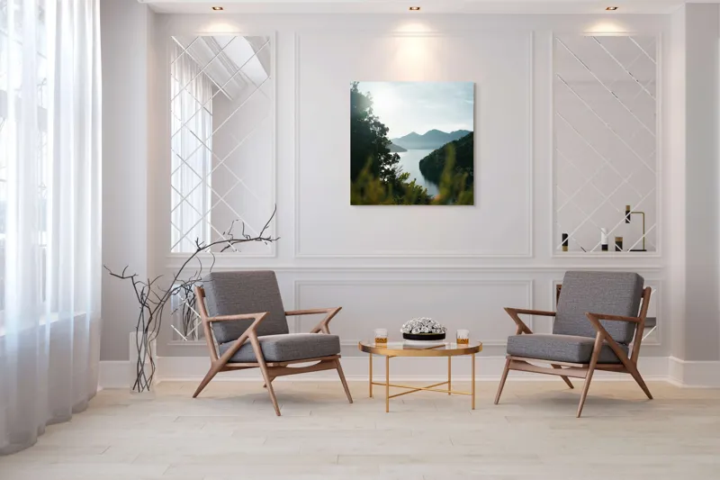 Tablou Canvas, "Lac luminos în mijlocul munților", Munte, Lac, Cer, Verdeață, Reflecție, Soare, Peisaj, Tranquilitate, Natură, Priveliște, 100 x 100 cm – poza 7