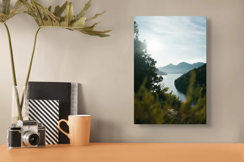 Tablou Canvas, "Lac luminos în mijlocul munților", Munte, Lac, Cer, Verdeață, Reflecție, Soare, Peisaj, Tranquilitate, Natură, Priveliște, 26 x 39 cm – poza 3
