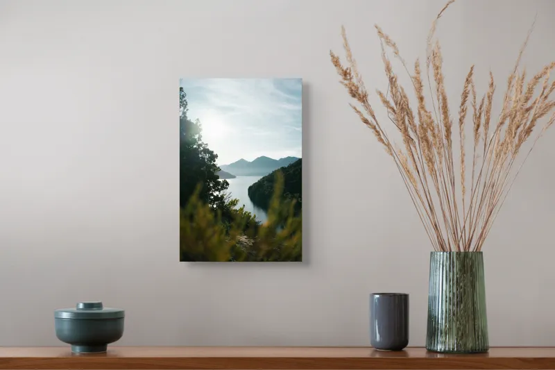 Tablou Canvas, "Lac luminos în mijlocul munților", Munte, Lac, Cer, Verdeață, Reflecție, Soare, Peisaj, Tranquilitate, Natură, Priveliște, 26 x 39 cm – poza 5