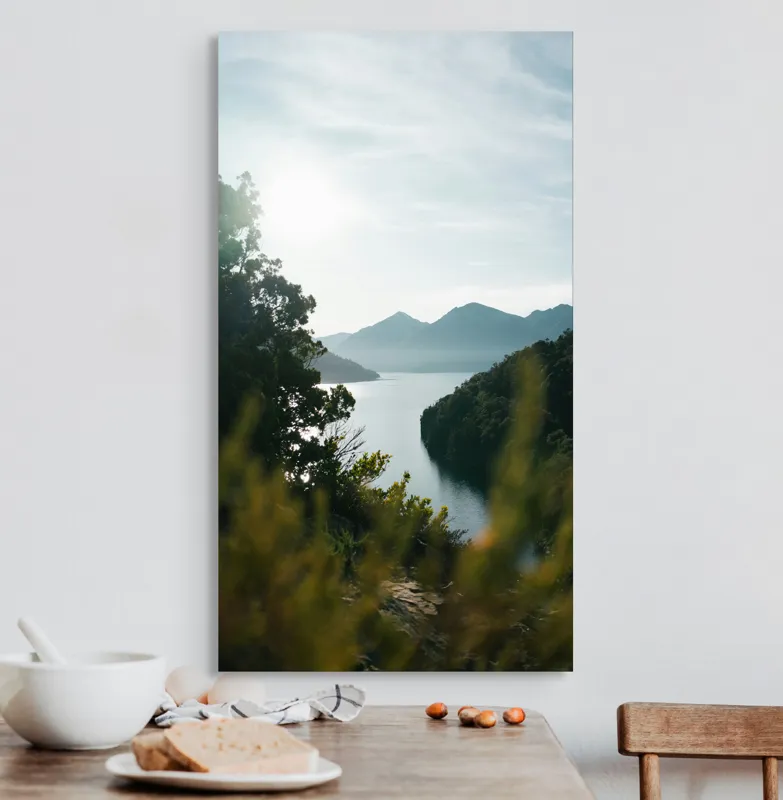 Tablou Canvas, "Lac luminos în mijlocul munților", Munte, Lac, Cer, Verdeață, Reflecție, Soare, Peisaj, Tranquilitate, Natură, Priveliște, 50 x 90 cm – poza 3