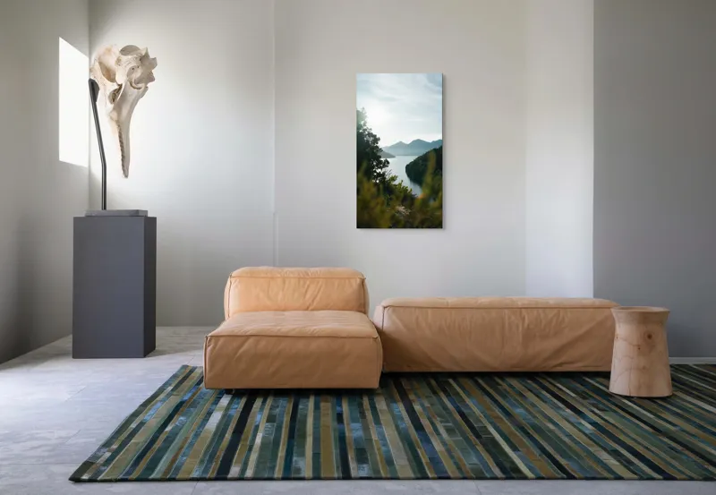 Tablou Canvas, "Lac luminos în mijlocul munților", Munte, Lac, Cer, Verdeață, Reflecție, Soare, Peisaj, Tranquilitate, Natură, Priveliște, 50 x 90 cm – poza 5
