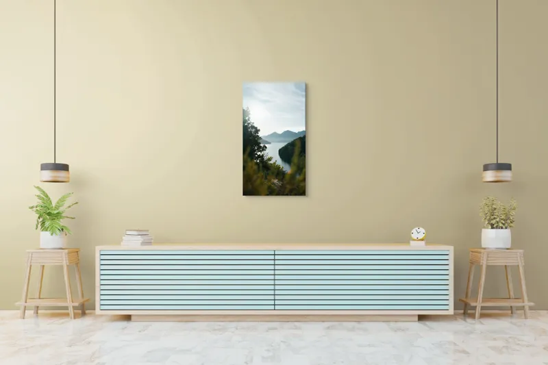 Tablou Canvas, "Lac luminos în mijlocul munților", Munte, Lac, Cer, Verdeață, Reflecție, Soare, Peisaj, Tranquilitate, Natură, Priveliște, 50 x 90 cm – poza 6
