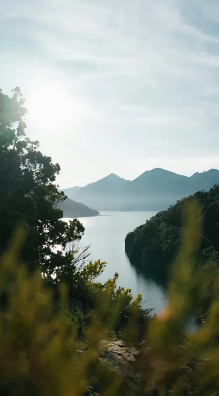 Tablou Canvas, "Lac luminos în mijlocul munților", Munte, Lac, Cer, Verdeață, Reflecție, Soare, Peisaj, Tranquilitate, Natură, Priveliște, 50 x 90 cm – poza 2
