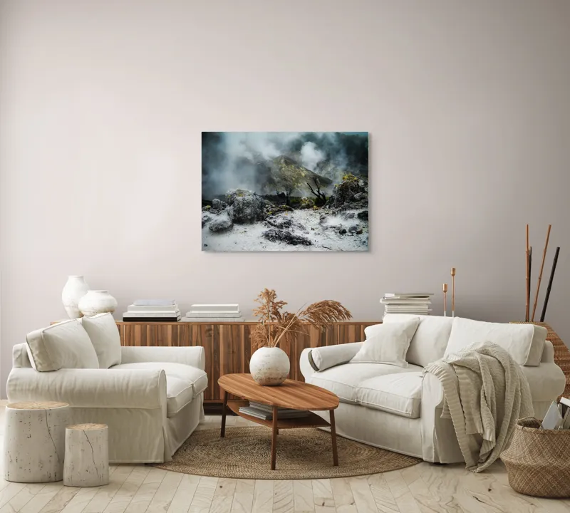 Tablou Canvas, "Pământul fierbinte și aburii misterioși", Rocă, Aburi, Peisaj, Vulcanic, Natură, Cenușiu, Dramatic, Misterios, 100 x 70 cm – poza 3
